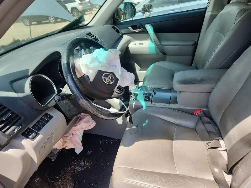 2012 TOYOTA HIGHLANDER SE  
