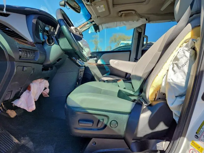 2017 TOYOTA SIENNA XLE  