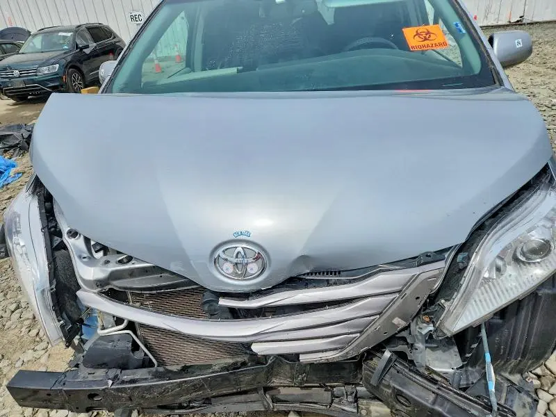 2015 TOYOTA SIENNA XLE 8-PASSENGER  