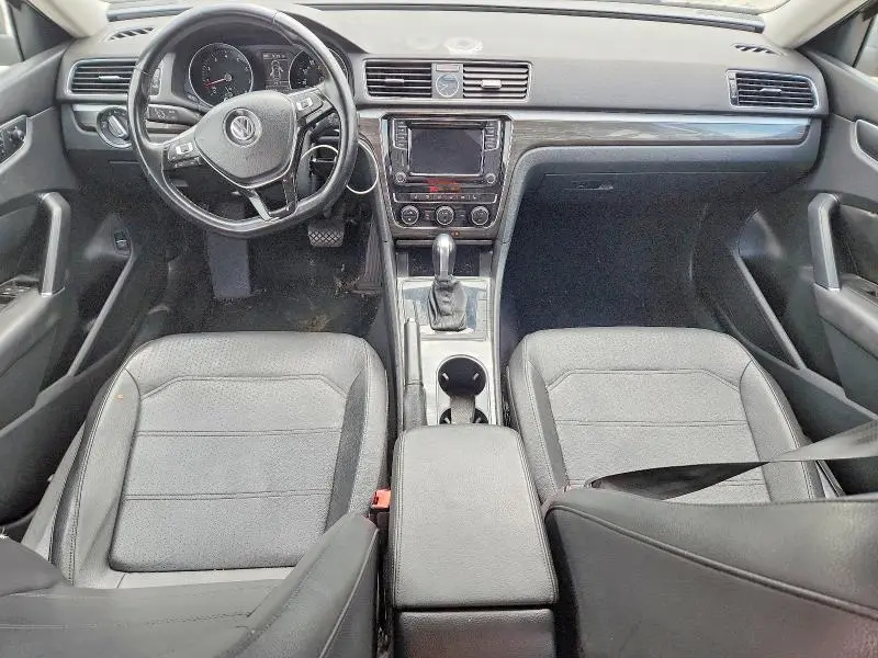 2016 VOLKSWAGEN PASSAT SE  
