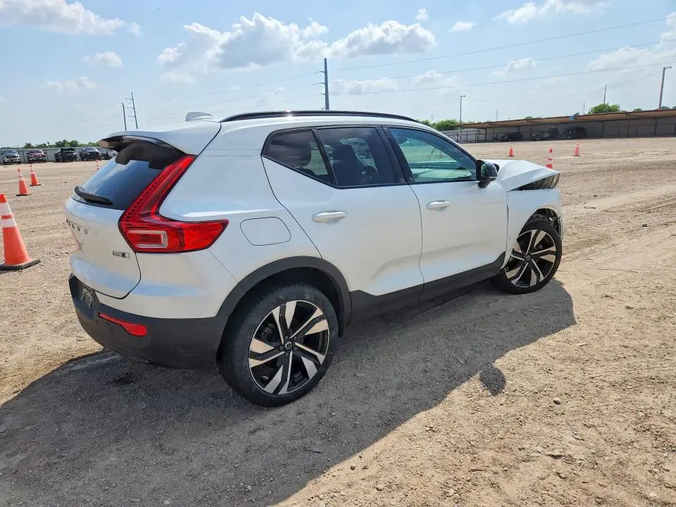 2023 VOLVO XC40   