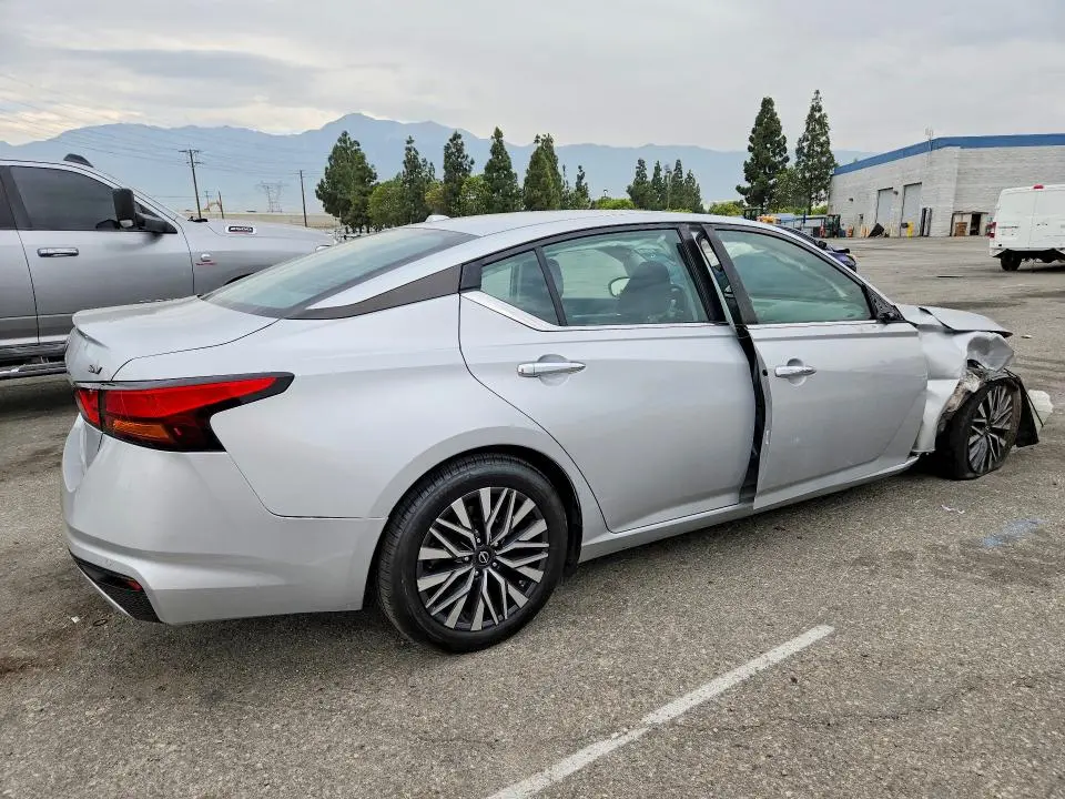 2023 NISSAN ALTIMA SV  