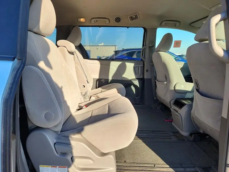 2015 TOYOTA SIENNA LE  