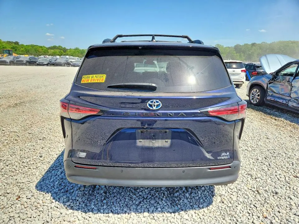 2021 TOYOTA SIENNA XLE  
