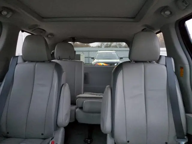 2013 TOYOTA SIENNA XLE  