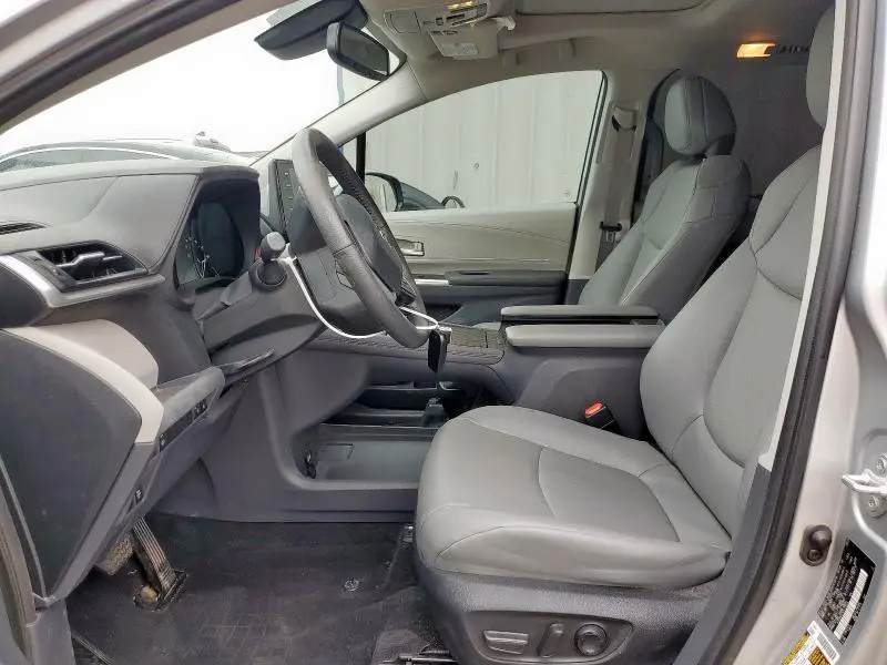 2023 TOYOTA SIENNA XLE