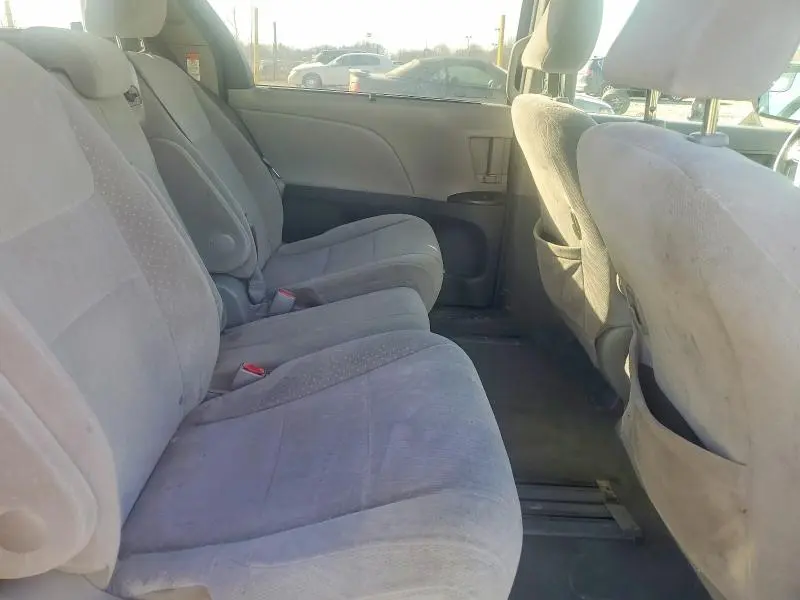 2015 TOYOTA SIENNA LE  