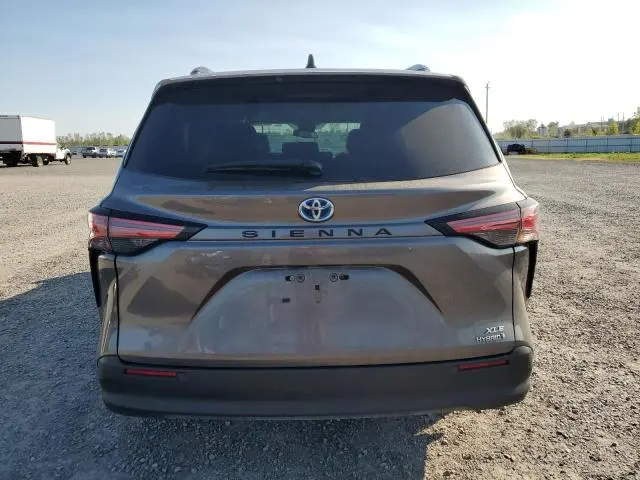 2022 TOYOTA SIENNA LE  
