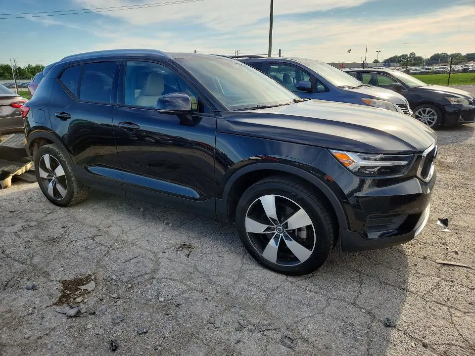 2020 VOLVO XC40 T5 MOMENTUM  