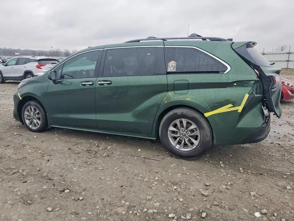 2022 TOYOTA SIENNA XLE 8-PASSENGER  
