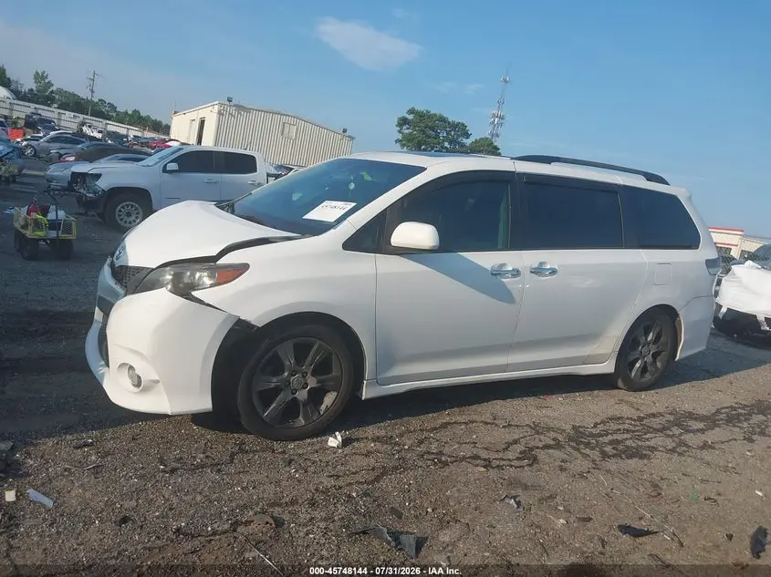 2014 TOYOTA SIENNA SE 8 PASSENGER