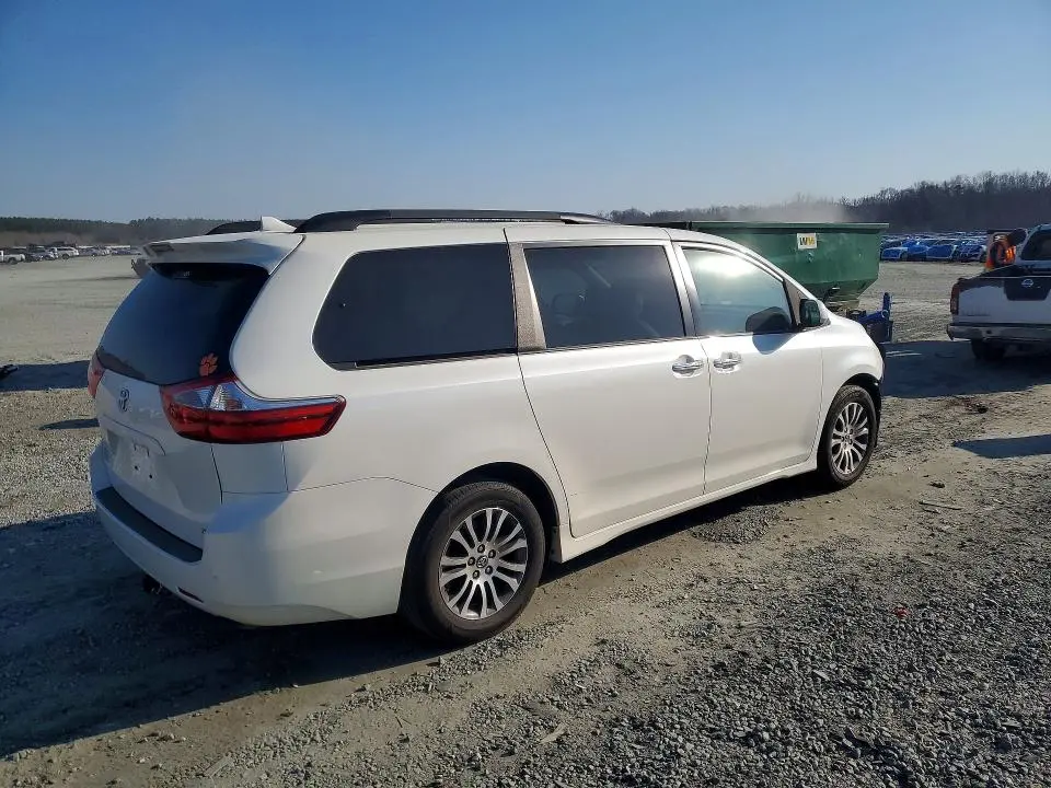 2018 TOYOTA SIENNA XLE  