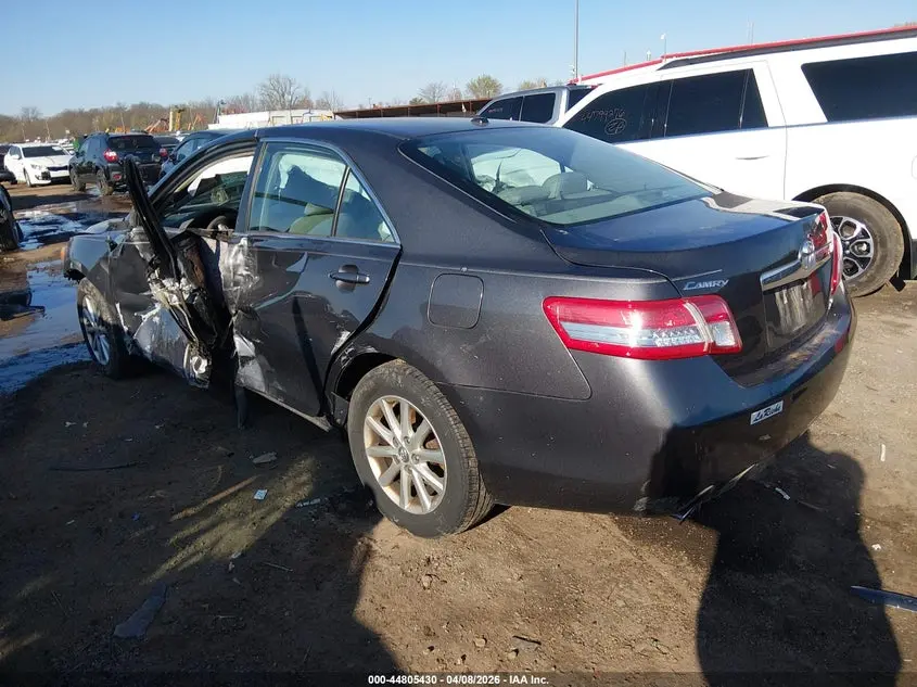 2011 TOYOTA CAMRY XLE V6