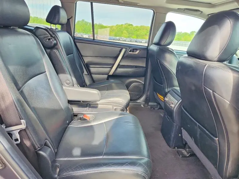 2011 TOYOTA HIGHLANDER SE  