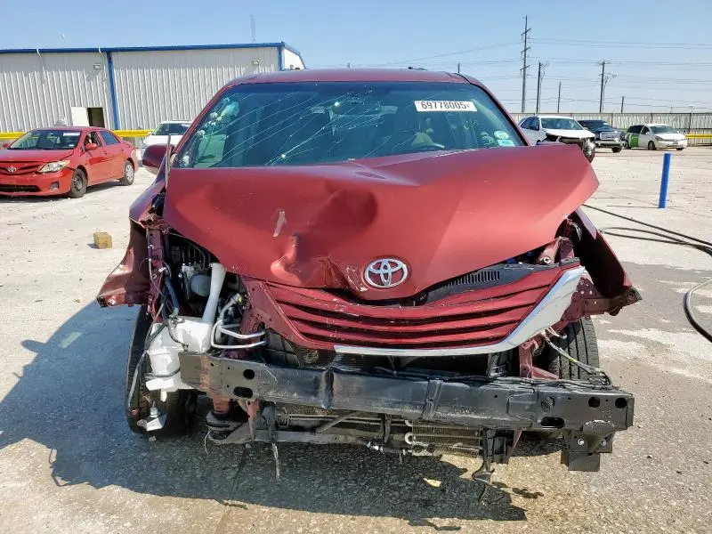 2017 TOYOTA SIENNA LE  
