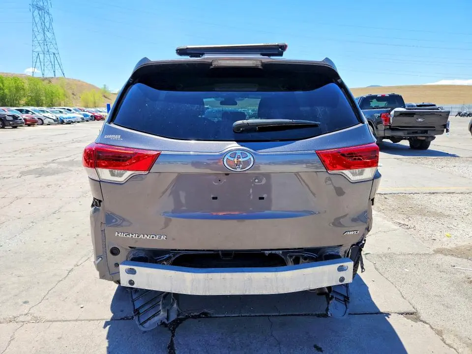 2019 TOYOTA HIGHLANDER LE  
