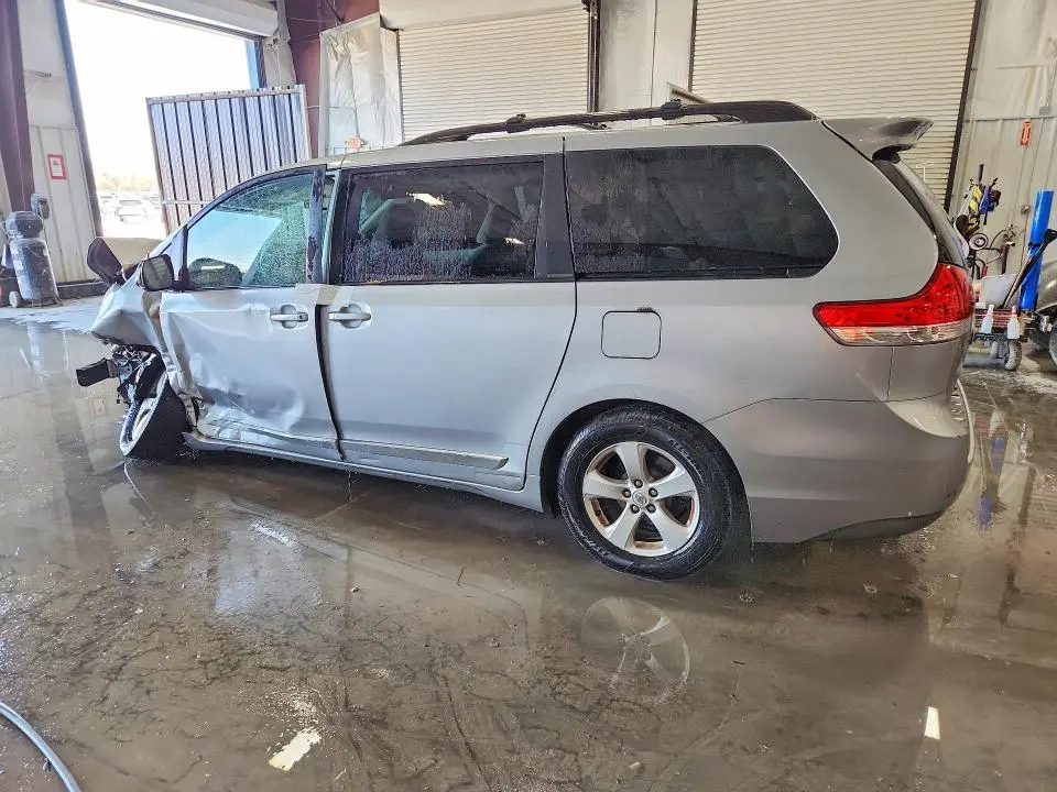 2014 TOYOTA SIENNA LE 8-PASSENGER  