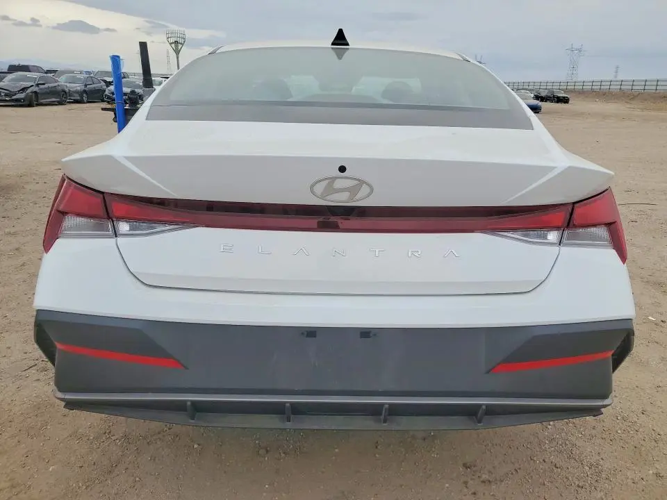 2025 HYUNDAI ELANTRA SE  
