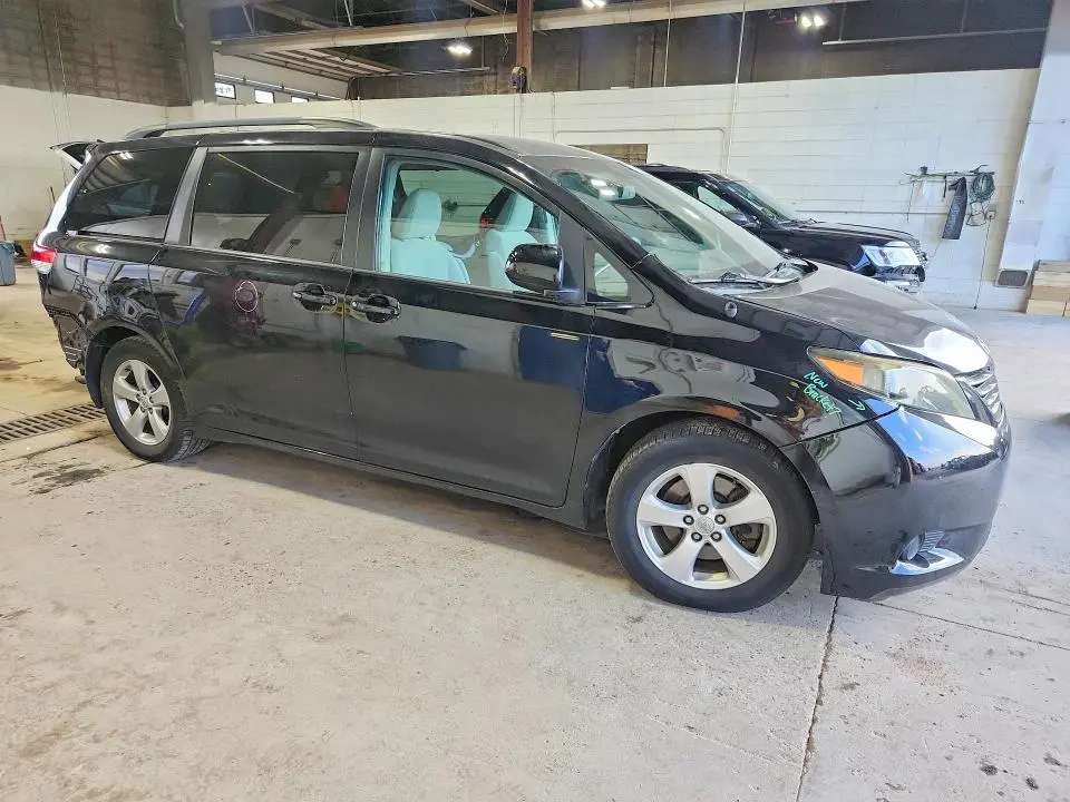2013 TOYOTA SIENNA LE  