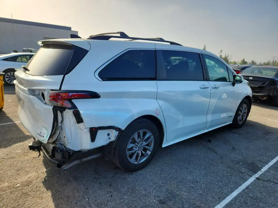 2021 TOYOTA SIENNA XLE  