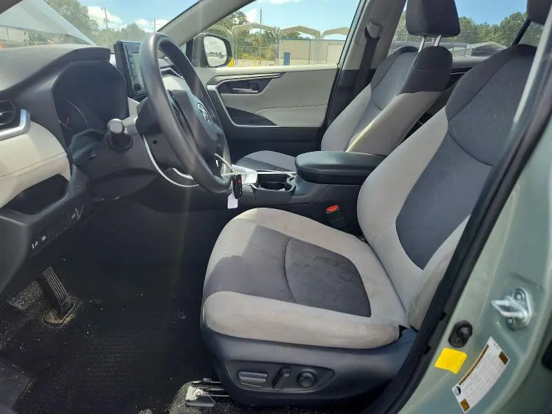 2021 TOYOTA RAV4 XLE  