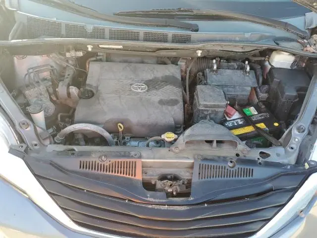 2013 TOYOTA SIENNA LE  