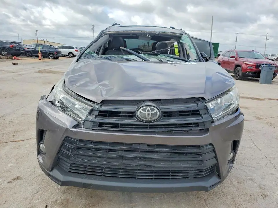2018 TOYOTA HIGHLANDER SE  