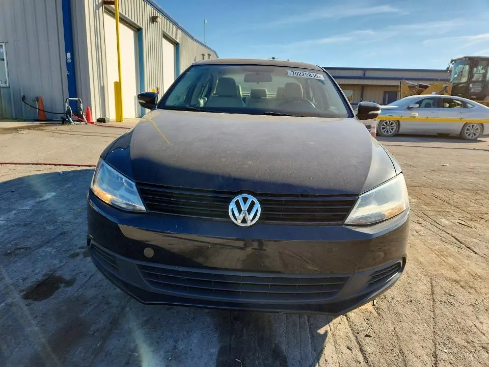 2011 VOLKSWAGEN JETTA SE  