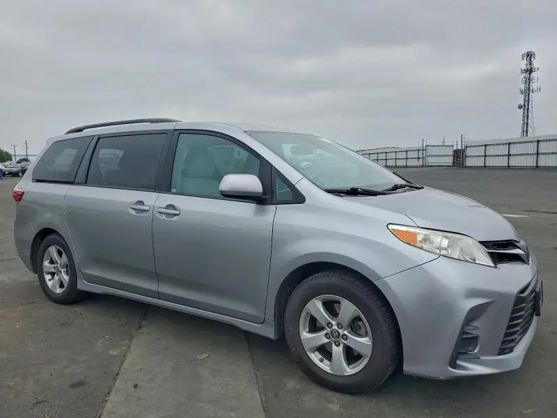 2018 TOYOTA SIENNA LE  