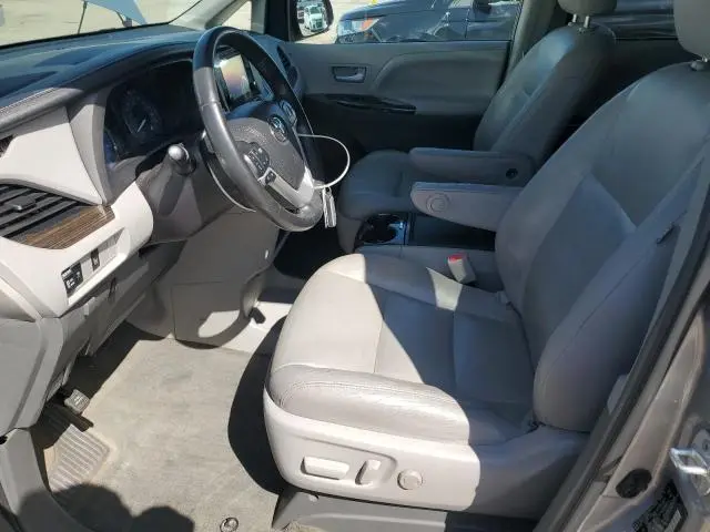 2017 TOYOTA SIENNA XLE  