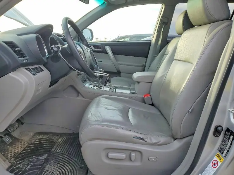 2010 TOYOTA HIGHLANDER SE  