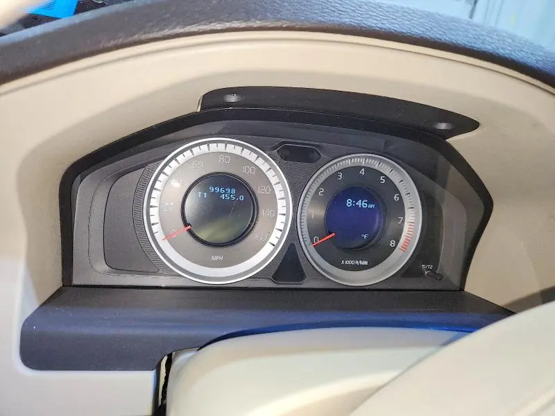 2011 VOLVO XC70 3.2  