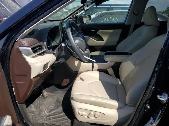 2022 TOYOTA HIGHLANDER XLE  