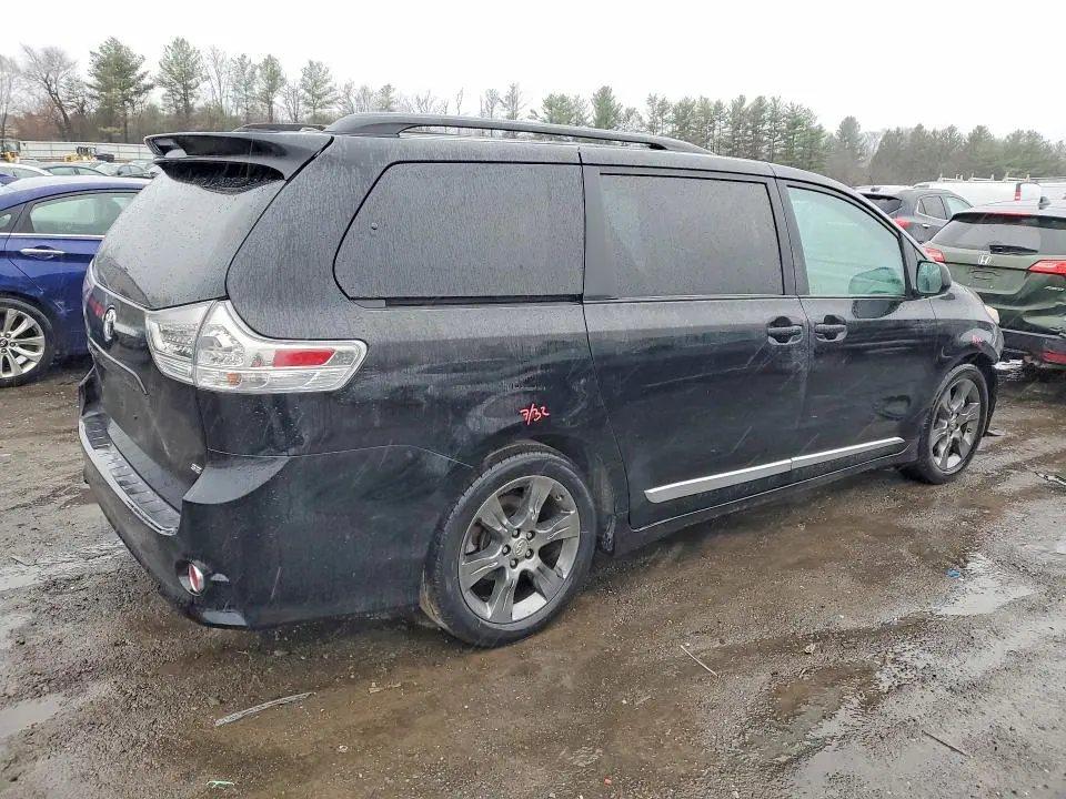 2011 TOYOTA SIENNA SE 8-PASSENGER  