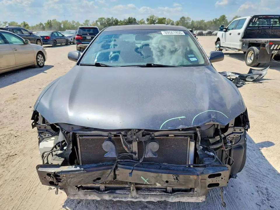 2011 TOYOTA CAMRY XLE V6  