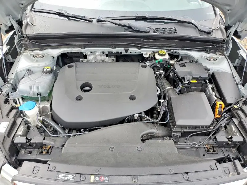 2025 VOLVO XC40 CORE  