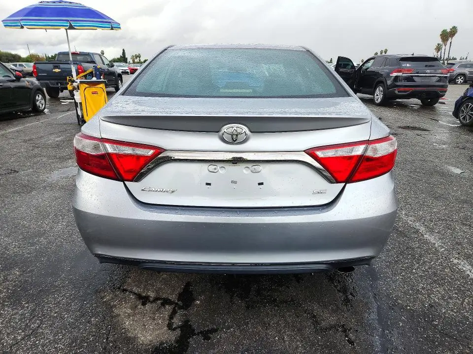 2016 TOYOTA CAMRY SE  