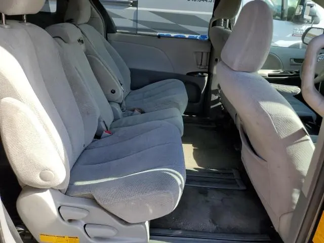 2013 TOYOTA SIENNA LE  