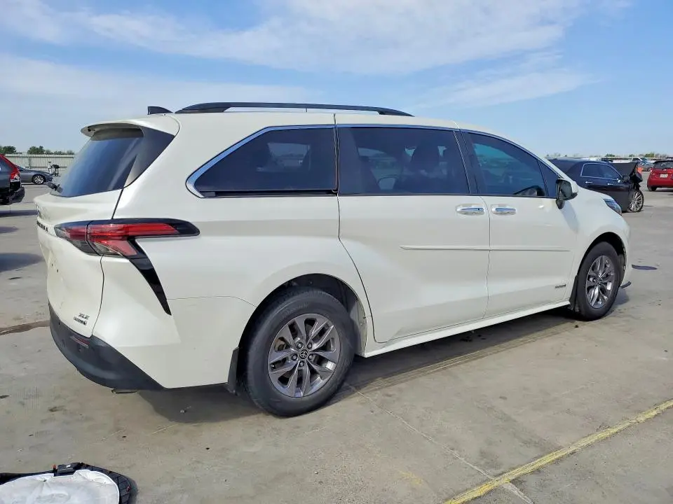 2021 TOYOTA SIENNA XLE 8-PASSENGER  
