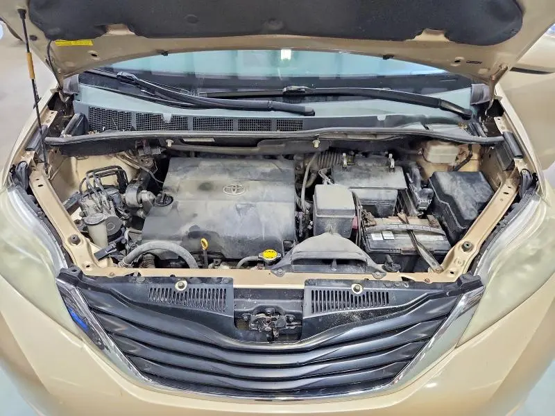 2013 TOYOTA SIENNA LE  
