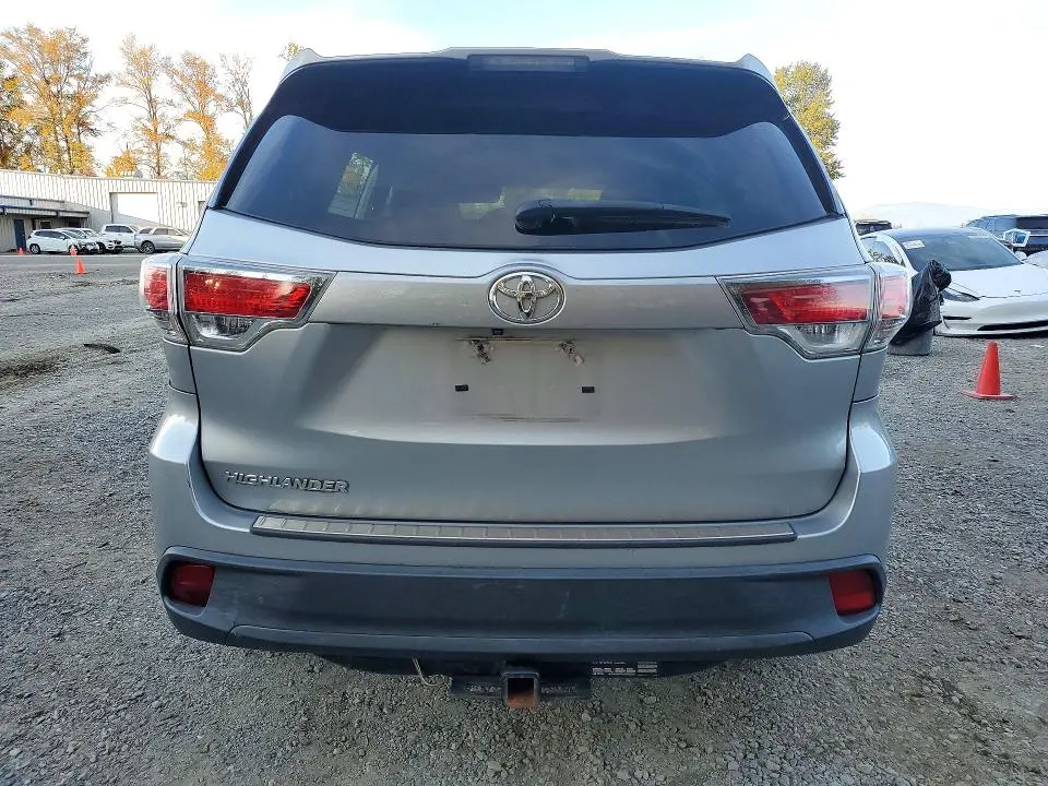 2016 TOYOTA HIGHLANDER LE  