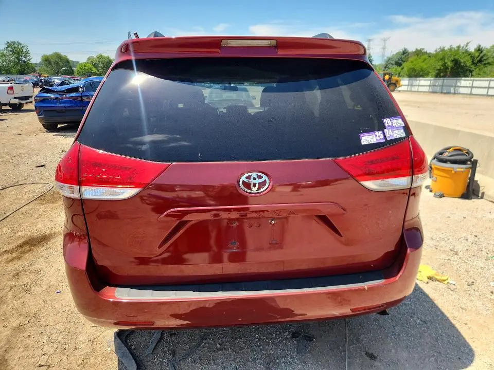 2011 TOYOTA SIENNA LE  