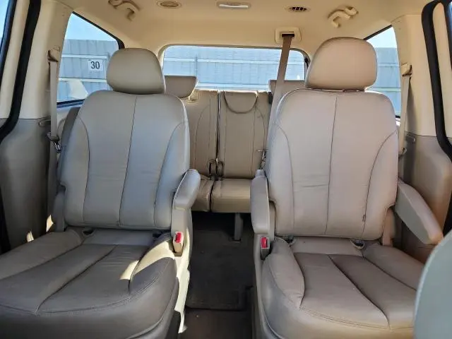 2011 KIA SEDONA
