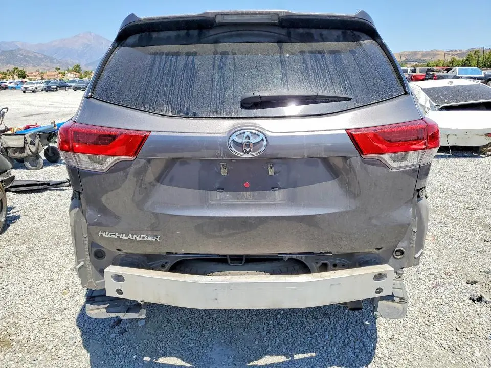 2018 TOYOTA HIGHLANDER LE  