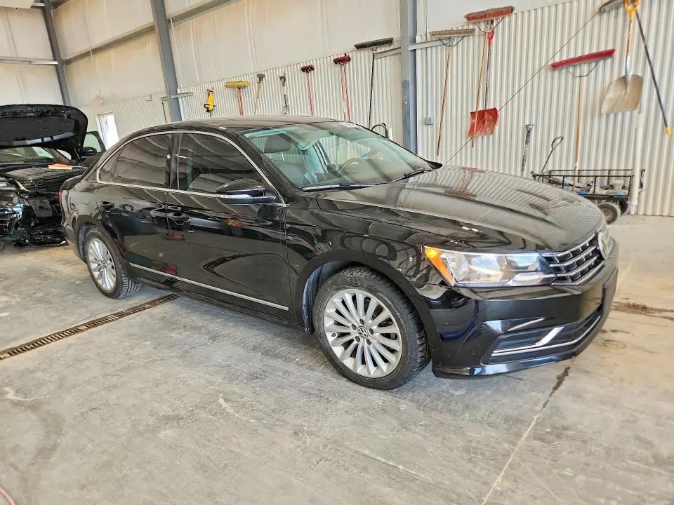 2016 VOLKSWAGEN PASSAT SE  