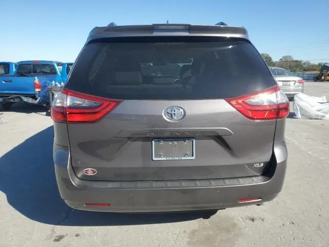 2020 TOYOTA SIENNA XLE  