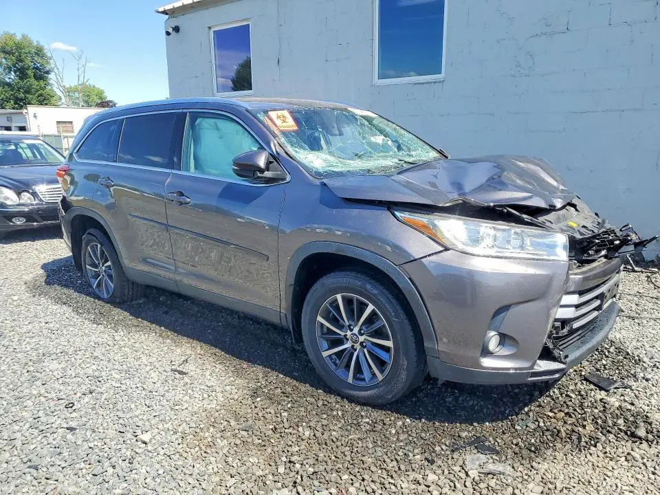 2019 TOYOTA HIGHLANDER XLE  