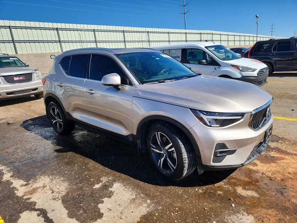 2023 VOLVO XC40 PLUS  
