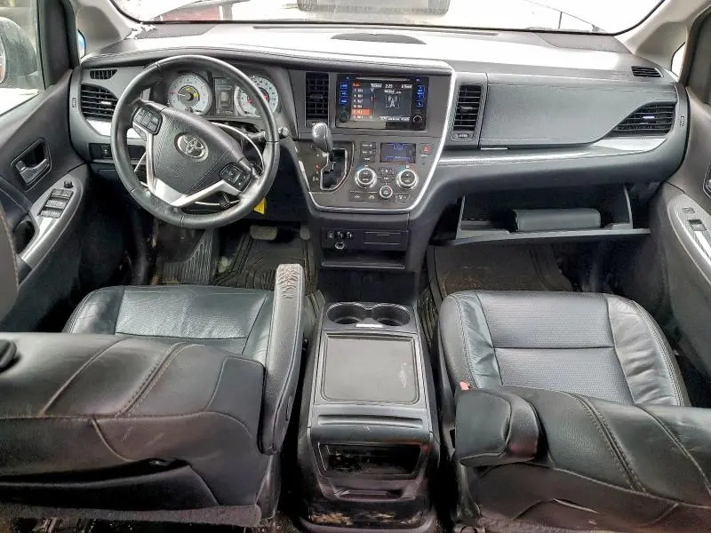 2016 TOYOTA SIENNA SE  