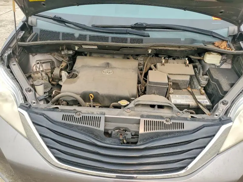 2011 TOYOTA SIENNA LE  